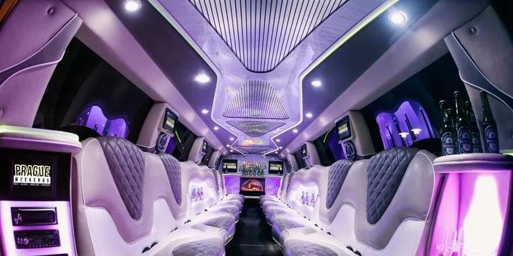 Hodinová párty v 11,5 metrů dlouhé limuzíně až pro 22 přátel
