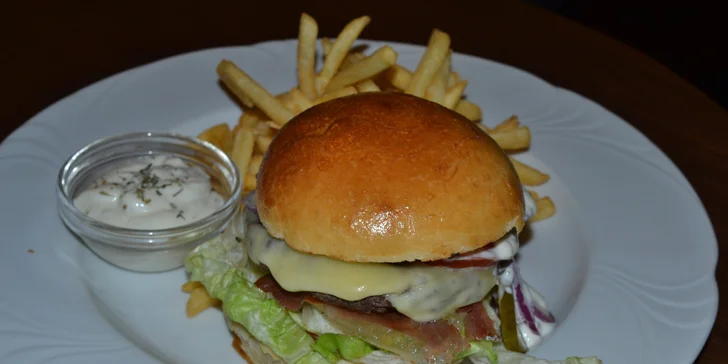 Dva poctivé domácí burgery se slaninou, hranolky a BBQ dresink