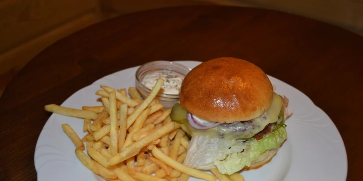 Dva poctivé domácí burgery se slaninou, hranolky a BBQ dresink