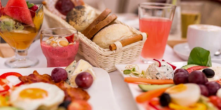 A aby ste každé ráno patrične príjemne naštartovali, máte v cene raňajky formou studeného bufetu a výberu teplých jedál z raňajkového menu.