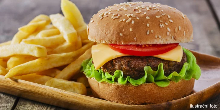 Nabitý hovězí burger se slaninou a podávaný s hranolky