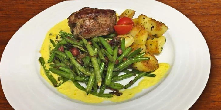 Steak z hovězí svíčkové, fazolové lusky a opékané brambory