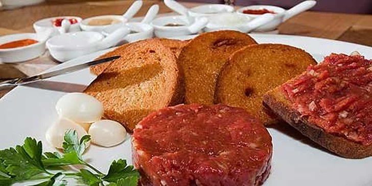 400 gramů hovězího tataráčku z pravé svíčkové a křupavé topinky