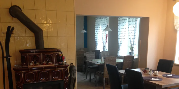 Kuřecí, vepřový či hovězí steak, omáčka nebo zelenina a příloha