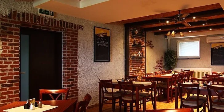 Vyzrálý jihoamerický hovězí steak s přílohou a omáčkou podle výběru