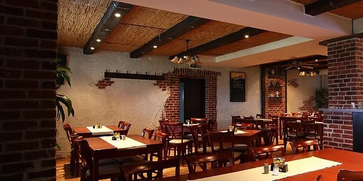 Vyzrálý jihoamerický hovězí steak s přílohou a omáčkou podle výběru