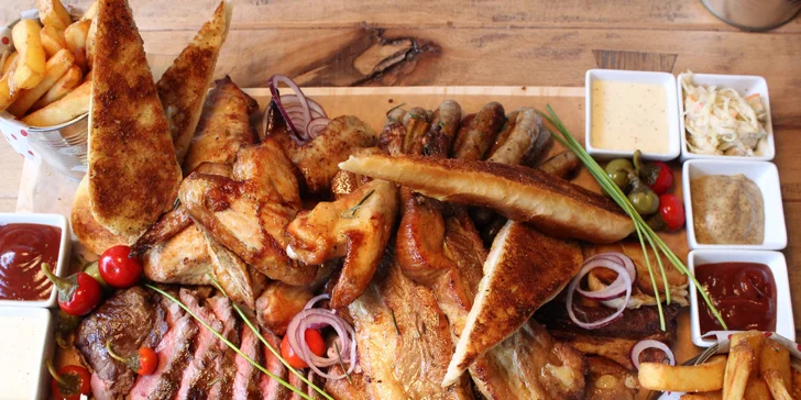 Masové hody s omáčkami, hranolky a salátem Coleslaw pro celou partu