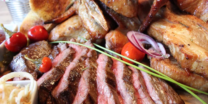 Masové hody s omáčkami, hranolky a salátem Coleslaw pro celou partu