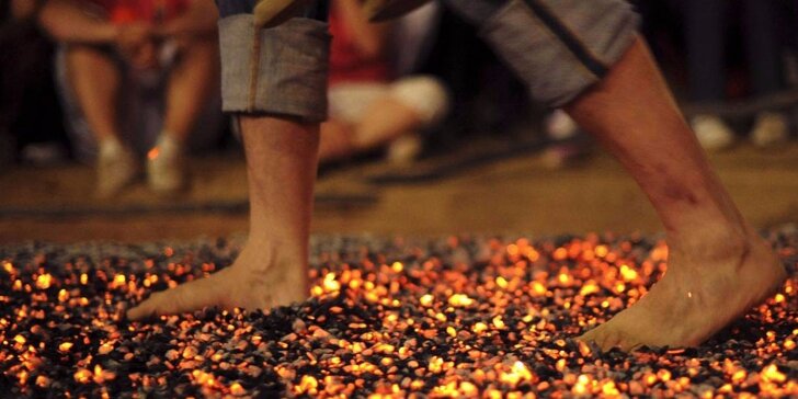 Přechod bosýma nohama přes žhnoucí uhlí – překonejte sami sebe