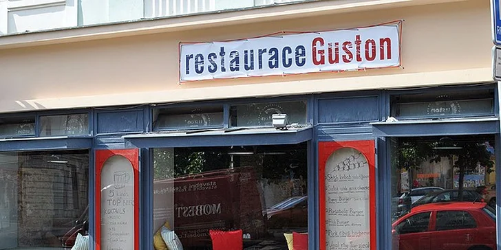 Masové hody s omáčkami, hranolky a salátem Coleslaw pro celou partu