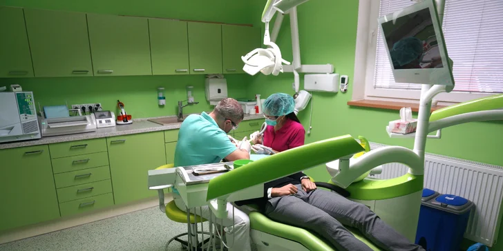Precizní dentální hygiena s air flow na klinice ArtStom