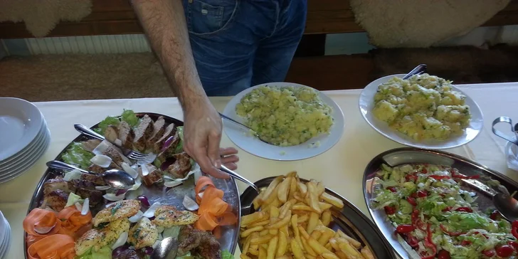 Vydatný raut pro partu až 8 jedlíků v Restaurantu Flora