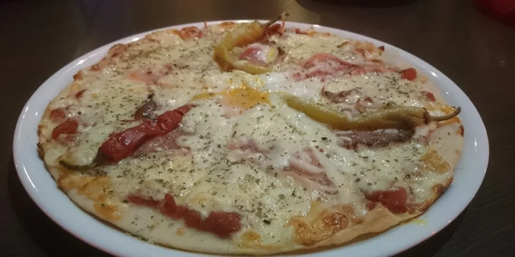 Dvě křupavé pizzy dle vašeho gusta v moderním Atlant Baru