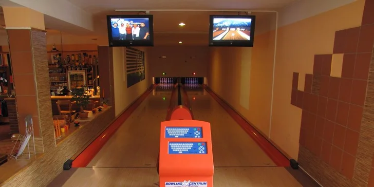 Hra bowlingu až pro 6 hráčů a k tomu vepřové koleno