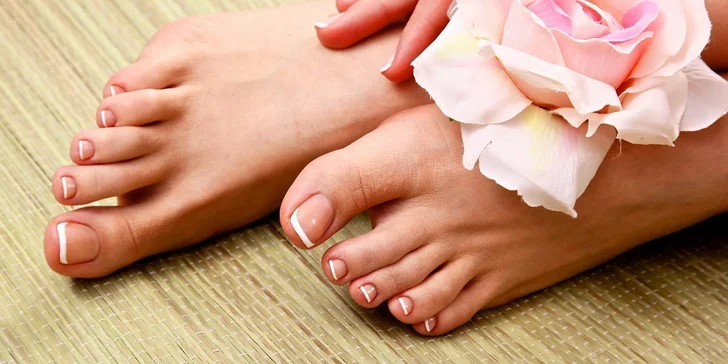 Nohy krásné připravené na jaro: profesionální pedikúra včetně lakování