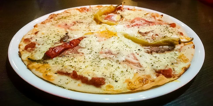 Dvě křupavé pizzy dle vašeho gusta v moderním Atlant Baru