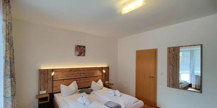 Dorůžova se vyspíte na pohodlné manželské posteli, další výletníci mají k dispozici rozkládací gauč (v rodinném pokoji se na něj vejdou až 2 další hosté). 