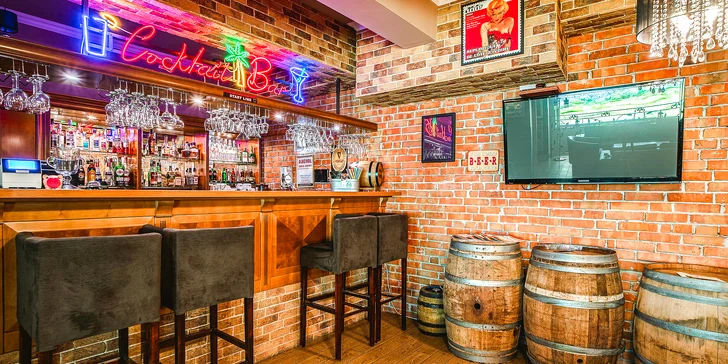 Klidně zajděte do koktejlového baru, kde vám nalijí sklenku vína nebo namíchají drink.