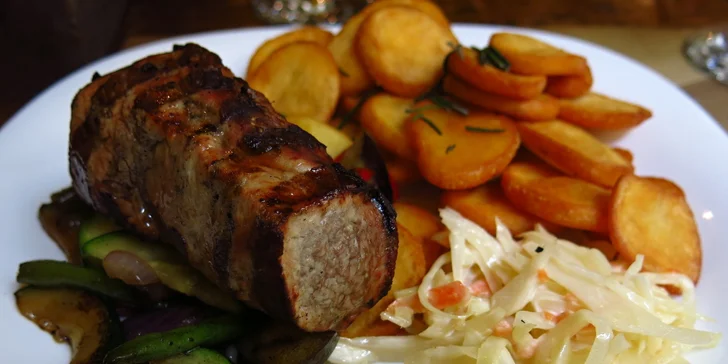 Nabité steakové menu s předkrmem a lahví vína pro dva přímo v centru města