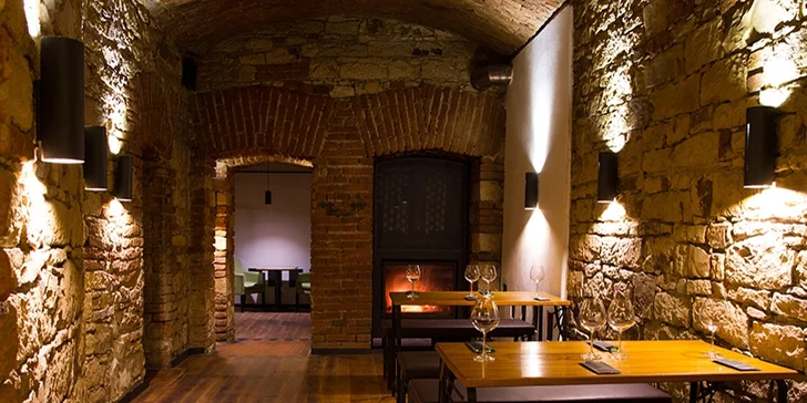 Součástí hotelu je i staročeská restaurace Husinec.
