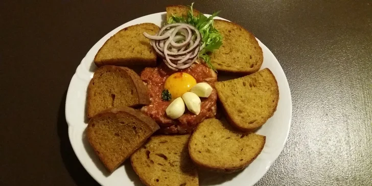 300 nebo 500 gramů hovězího tataráku s kopou zlatavých topinek