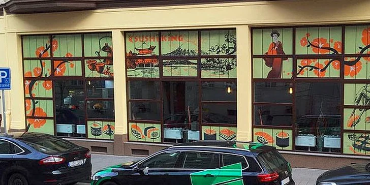 32 sushi kousků a dvě polévky miso v Sushi Kingu