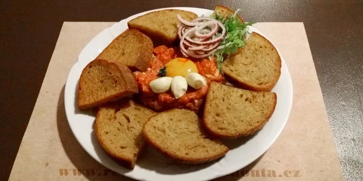300 nebo 500 gramů hovězího tataráku s kopou zlatavých topinek