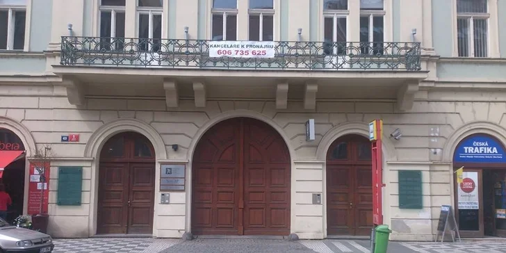 Profesionální medicinální pedikúra s masáží nohou