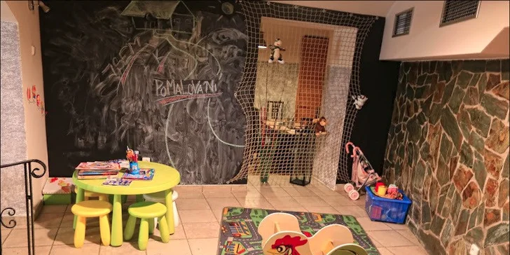 Prkénko kuřecích křídel s přílohou dle výběru