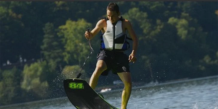 Rozčísněte vodní hladinu jízdou na motorovém prkně Jetsurf