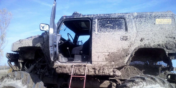 Řidičem několikatunového monstra: Jízda v Hummer Monster trucku