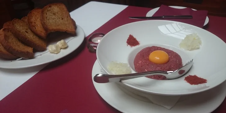 Poctivý 200 g tataráček s křupavými topinkami k tomu