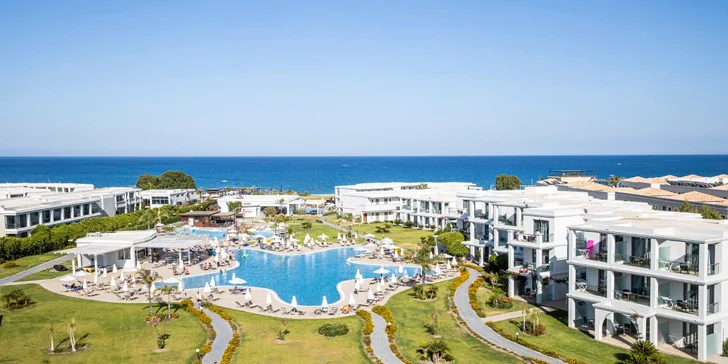 Resort je zasazený do zeleně. 