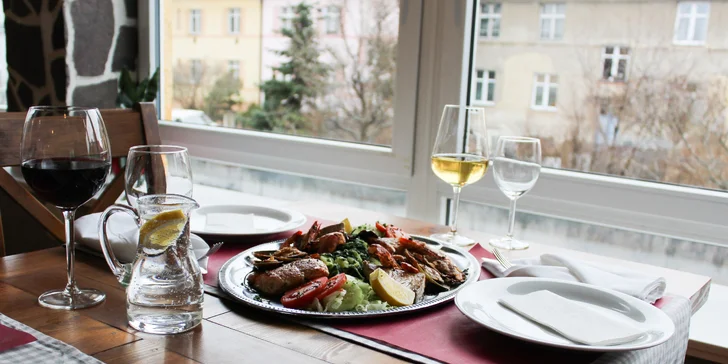 Bohatý mix čerstvých ryb, krevet, mušlí i kalamárů z grilu pro dva