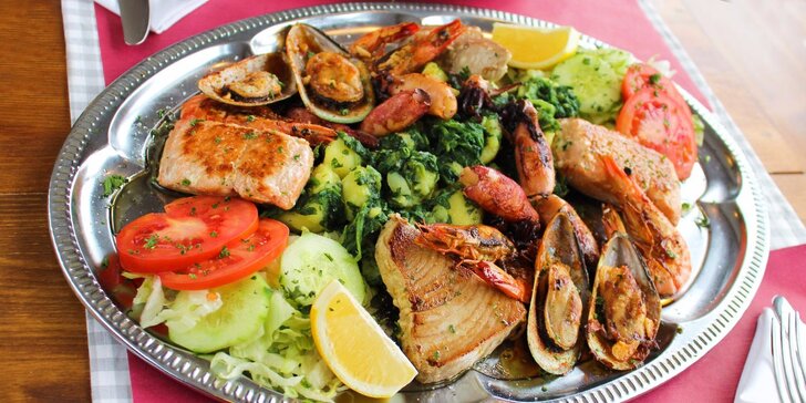 Bohatý mix čerstvých ryb, krevet, mušlí i kalamárů z grilu pro dva