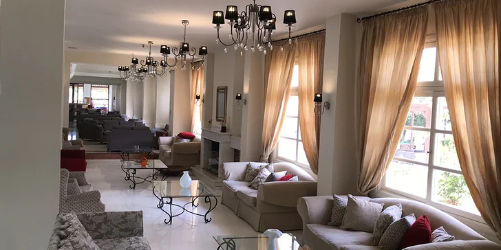 V areálu najdete několik barů a restaurací.