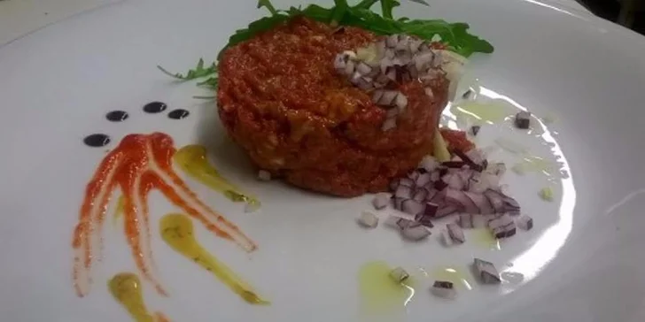 300gramový delikatesní tartar z hovězí svíčkové s topinkami