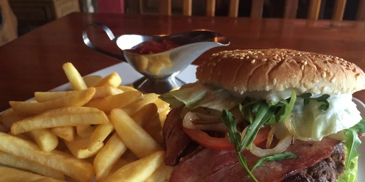 Burgerová hostina se spoustou hranolků pro dva až čtyři jedlíky