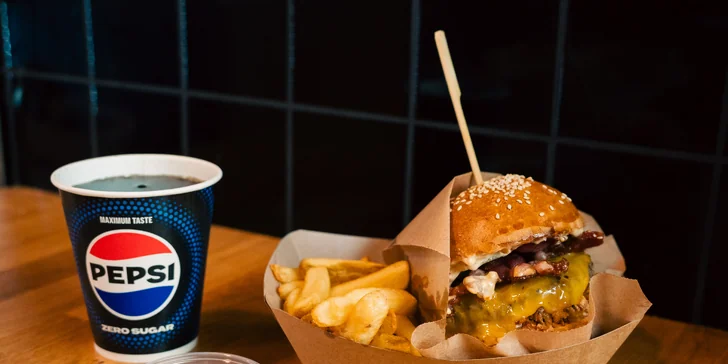 Smoky Burger spája 100 % hovädzie mäso, slaninu, cheddar, jalapeños a údenú majonézu.