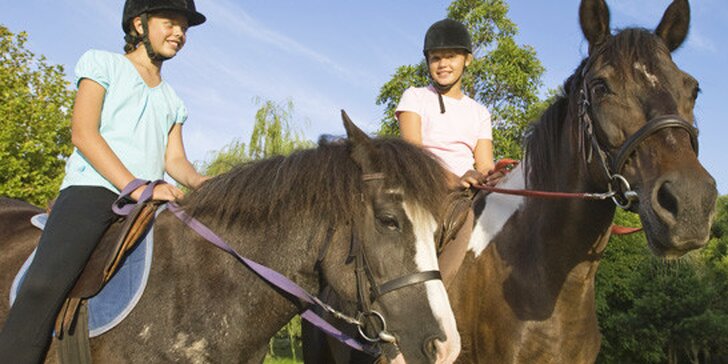 199 Kč za hodinu výuky jízdy na koni v jezdeckém klubu Hlubočky a jeho nádherném okolí. Užijte si léto v sedle se slevou 50 %!