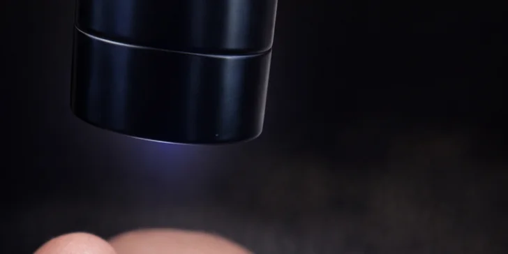 Obávať sa nemusia ani majiteľky citlivých očí alebo nositeľky kontaktných šošoviek, technika je veľmi jemná. 