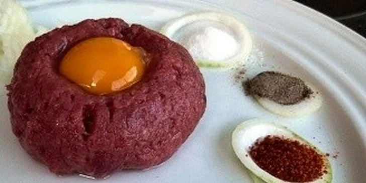 Namíchejte si tatarák dle chuti v restauraci u Kormidla