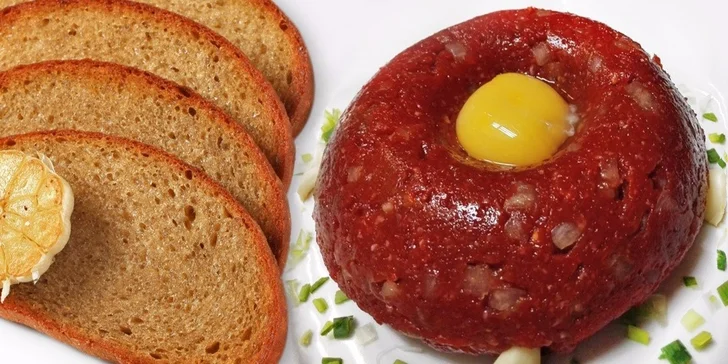 Namíchejte si tatarák dle chuti v restauraci u Kormidla