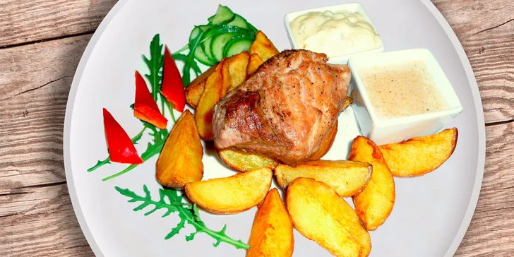 Lahodné vepřové panenky či kuřecí plátky s omáčkami a přílohou