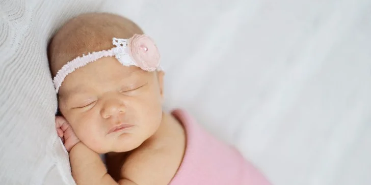Ateliérové Newborn focení: Překrásné snímky vašich miminek