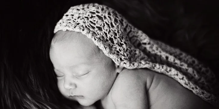 Ateliérové Newborn focení: Překrásné snímky vašich miminek