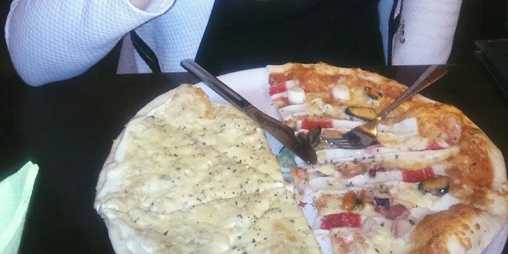 Itálie v centru Plzně: Dvě nazdobené pizzy v originální pizzerii
