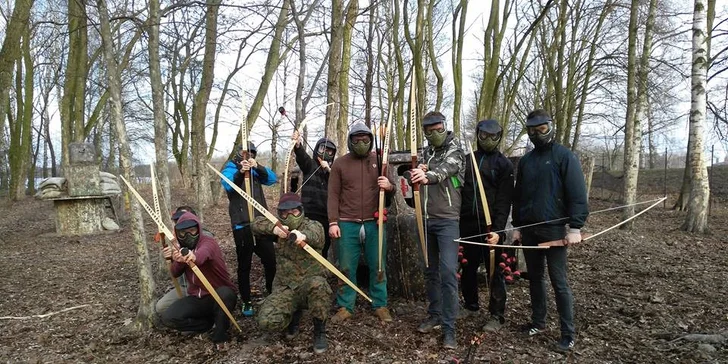 Dobrodružná bitva s luky a šípy ve vychytaném outdoorovém areálu