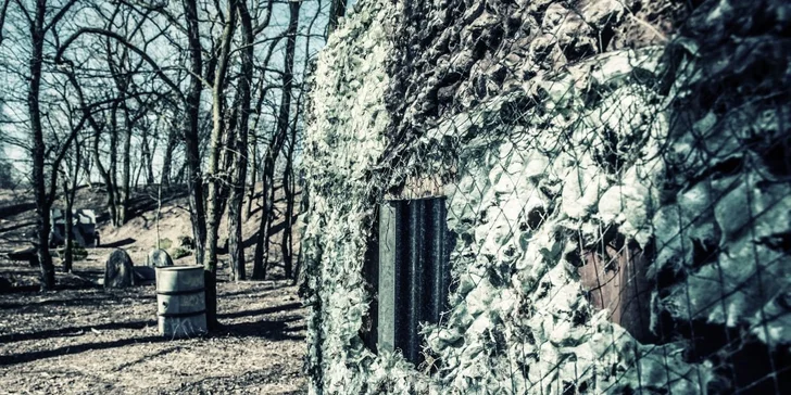 Dobrodružná bitva s luky a šípy ve vychytaném outdoorovém areálu
