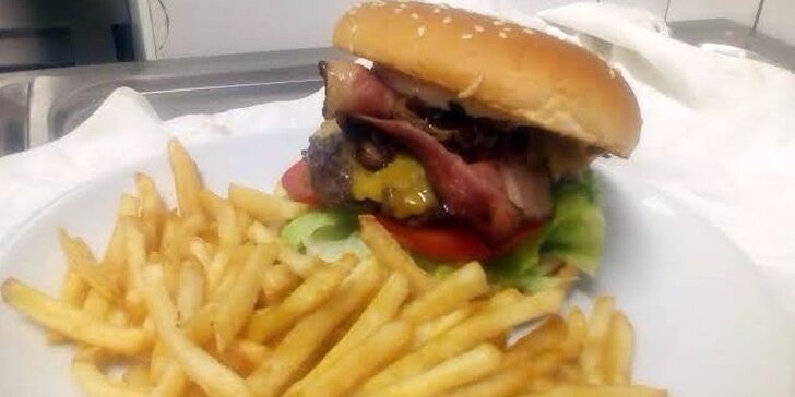 Burger podle výběru z 6 variant a hranolky nebo salát z restaurace Rugby na odnos nebo rozvoz